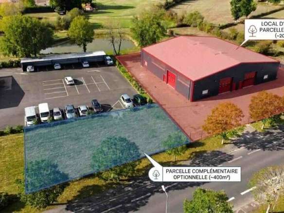 LOCAL D’ACTIVITE AVEC PARKINGS DE 702m2 sur 2000m2 DE TERRAIN AVEC POSSIBILITE DE FONCIER COMPLEMENTAIRE