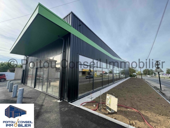 LOCAL COMMERCIAL NEUF 600m2 FONTENAY LE COMTE CENTRE